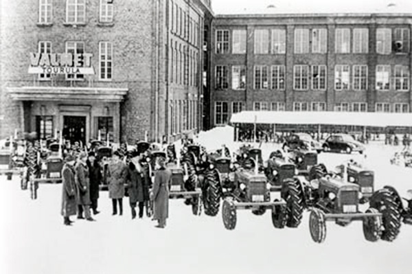 Valmet-traktoreita Tourulan tehtaalla