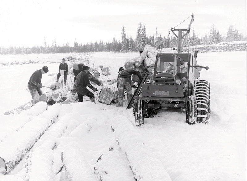 Valmet-traktori puusavotalla