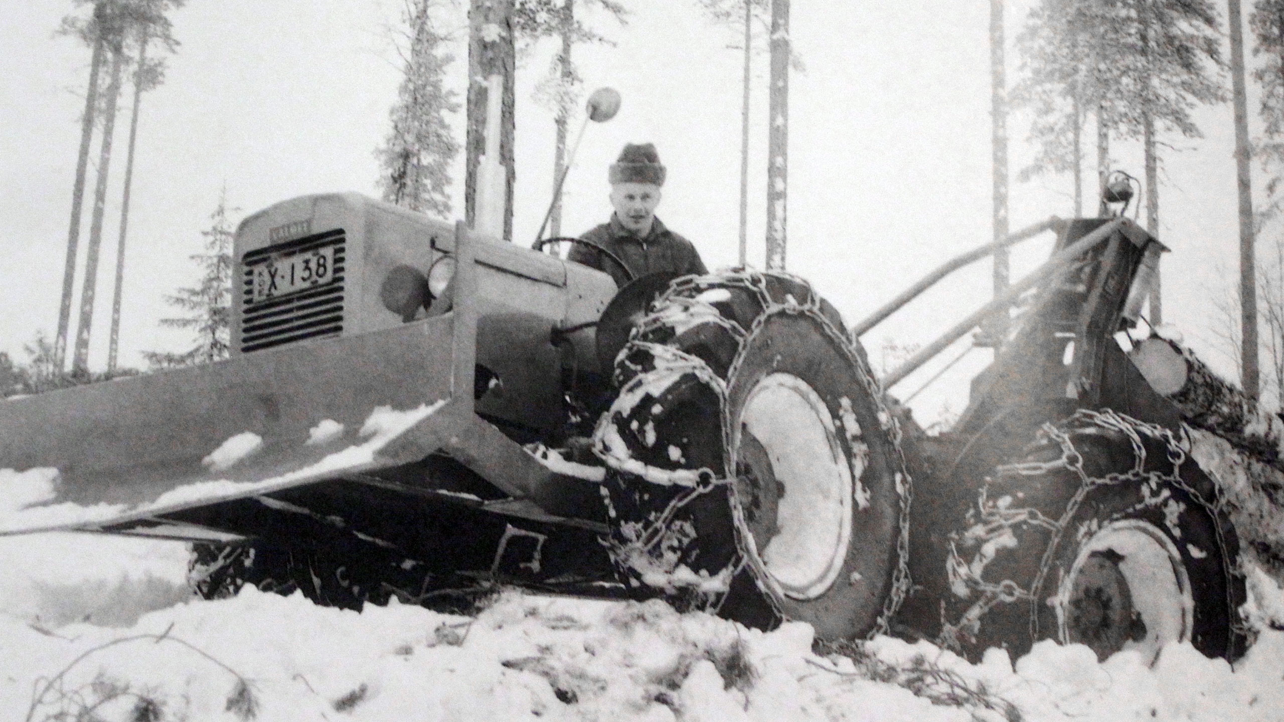 Valmet-laahustraktori