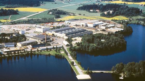 Valmet-metsäkoneiden tuotantoalue Tampereen Härmälässä ja Huvikumpu lähellä rantaa