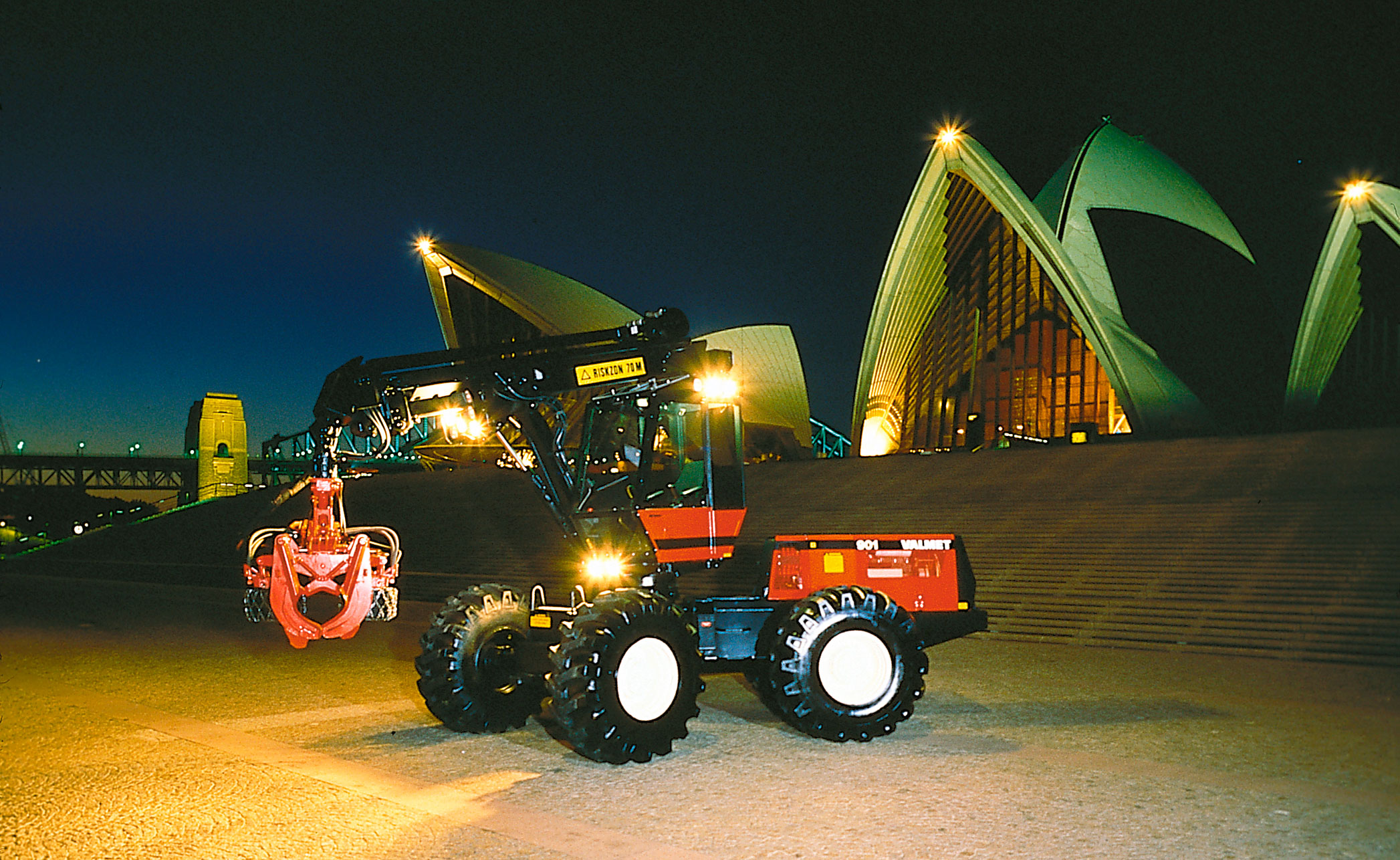 Valmet 901 ikuistettuna Australiassa Sydneyn Oopperatalon edustalla