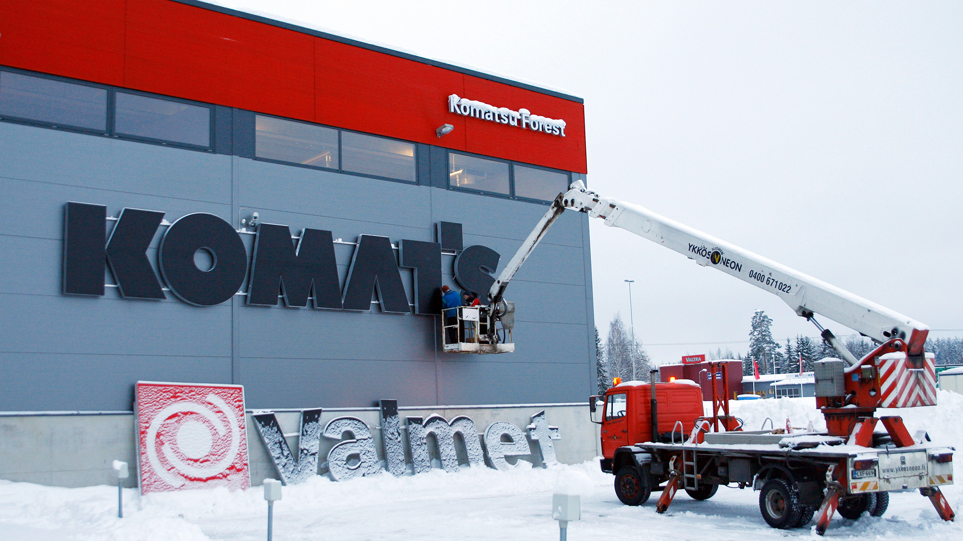 Pirkkalan metsäkonekeskuksessa Valmet-kyltti vaihtuu Komatsu-kyltiksi