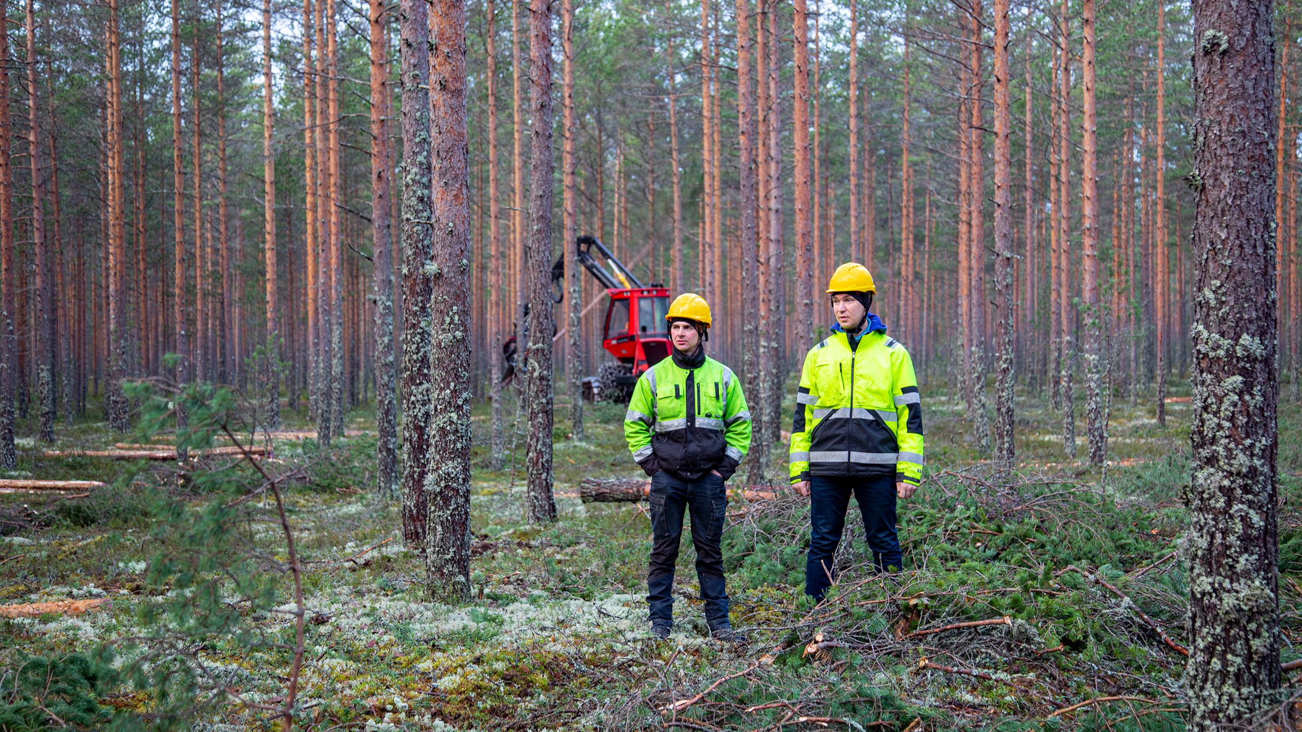 AJ-Konepalvelun Antti Isomuotia ja Joonas Osara