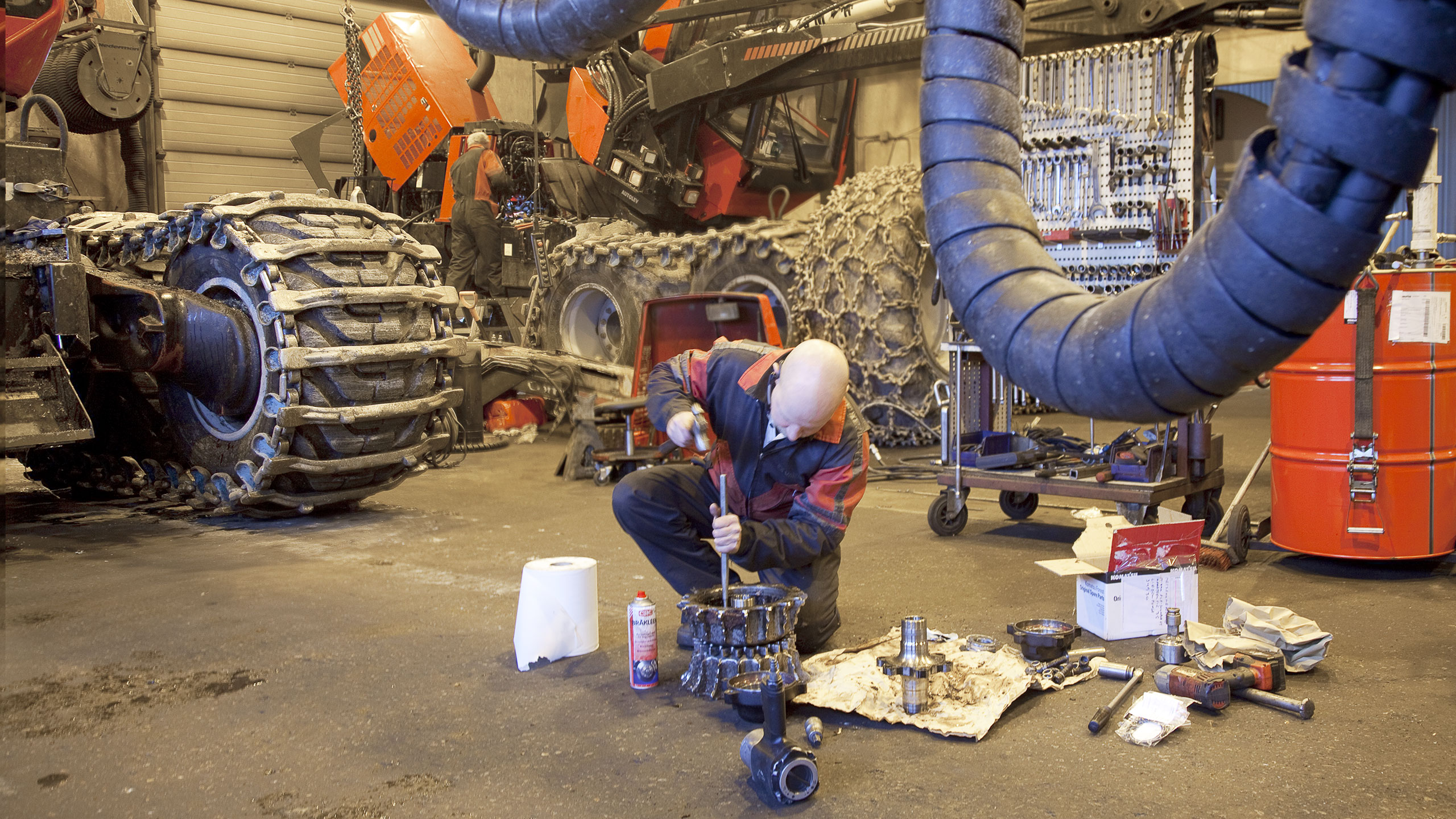 Mikko ja Sami Ala-Sulkava tekevät työtään itsenäisesti, eikä turhia sanoja vaihdeta