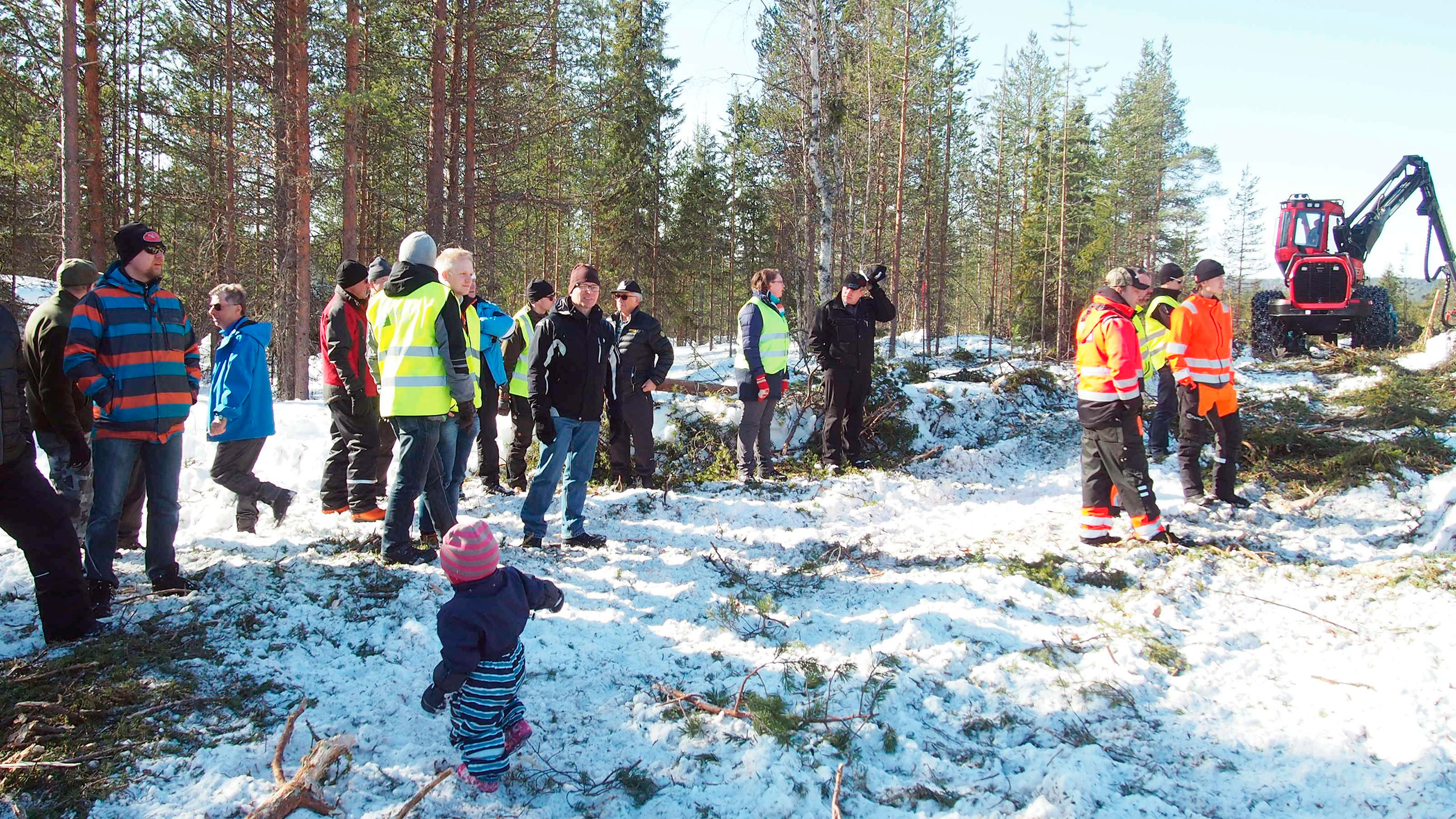 Aurinkoisena Komatsu-päivänä kävijöitä kertyi noin parisataa