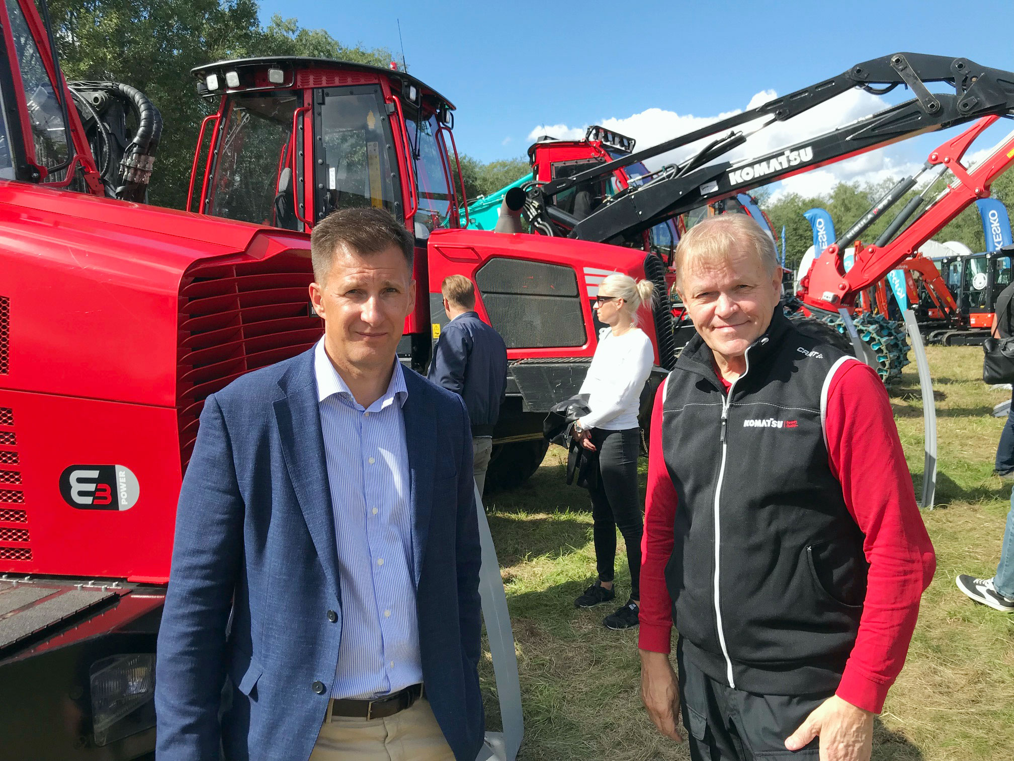 Dojus Groupin toimitusjohtaja Audrius Kavaliauskas (vas.) ja Komatsu Forest Oy:n toimitusjohtaja Jari Alahuhtala totesivat yhteistyön yhtiöiden välillä alkaneen lupaavasti.