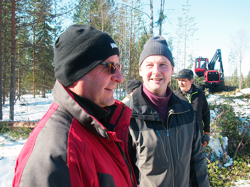 Lumimettä Oy:n Jaakko Lahti sekä Komatsu Forest Oy:n aluemyyntipäällikkö Raimo Nieminen keskustelevat Kemijärven tulevasta investoinnista