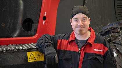 Jyväskylän palvelukeskuksen huoltohallissa työskentelee Otto Kaikuranta