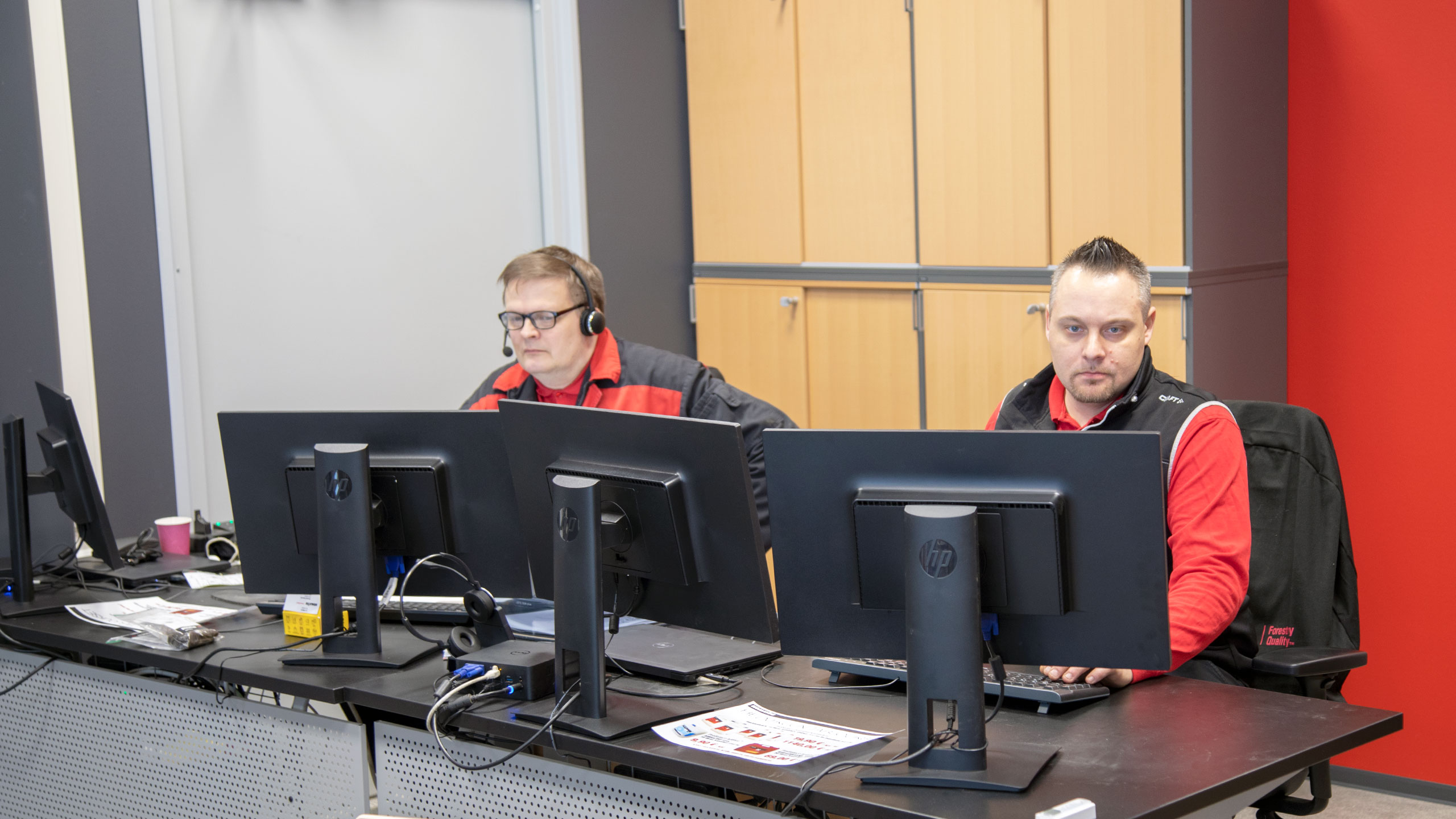 Jyväskylän palvelukeskuksen palvelutiskin takaa tulijaa tervehtii kaksi henkilöä Antti Hakkarainen ja Jari Mäkelä