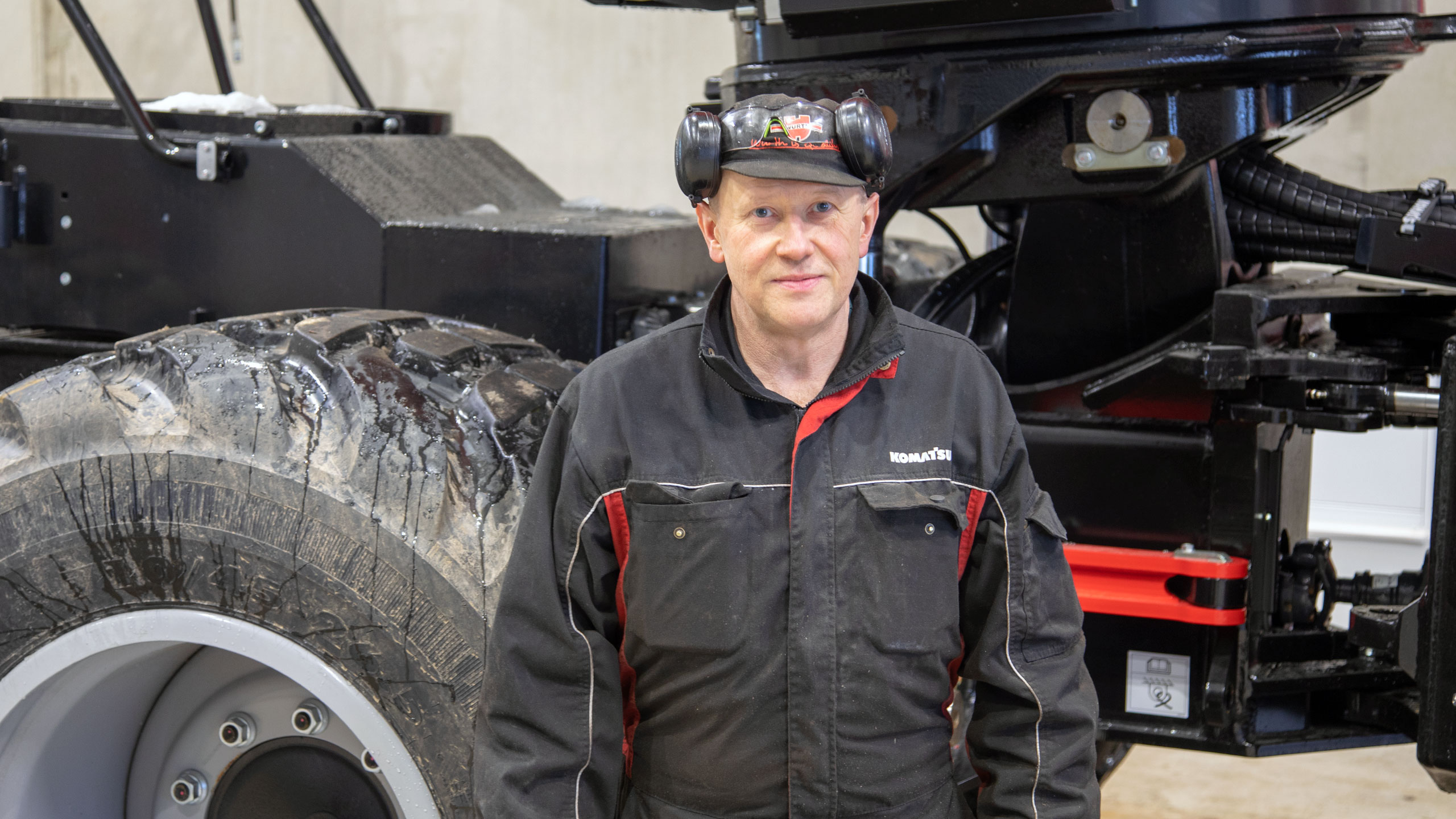 Jyväskylän palvelukeskuksen huoltohallissa työskentelee Erkki Pienmäki