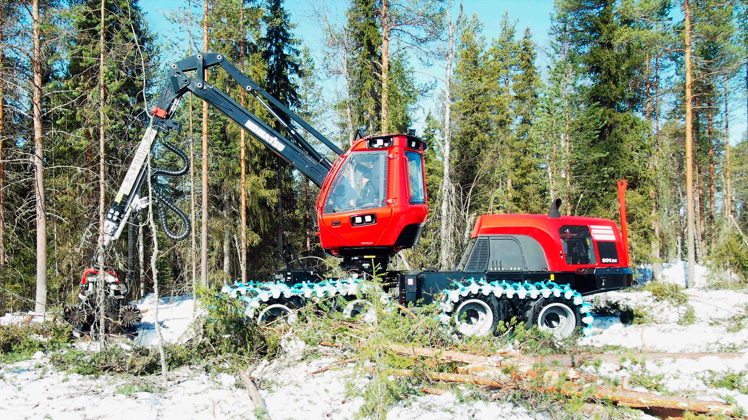Komatsu 901XC aurinkoisella Rovaniemellä
