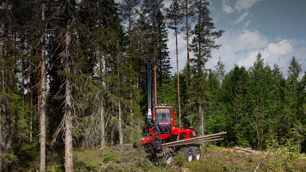 Komatsu 901XC, jossa hakkuulaitteena on joukkokäsittelypihdein varusteltu C93