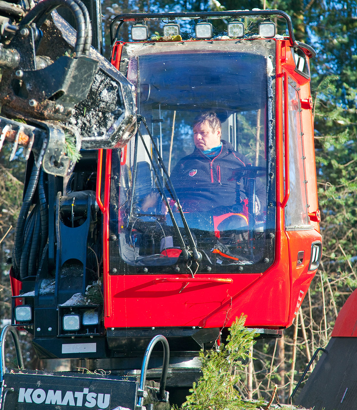 Asko Piirainen ohjastamassa ja vipuja vetelemässä. Kymmenen vuotta Koneyrittäjien liitossa, nyt jälleen omassa yrityksessä.