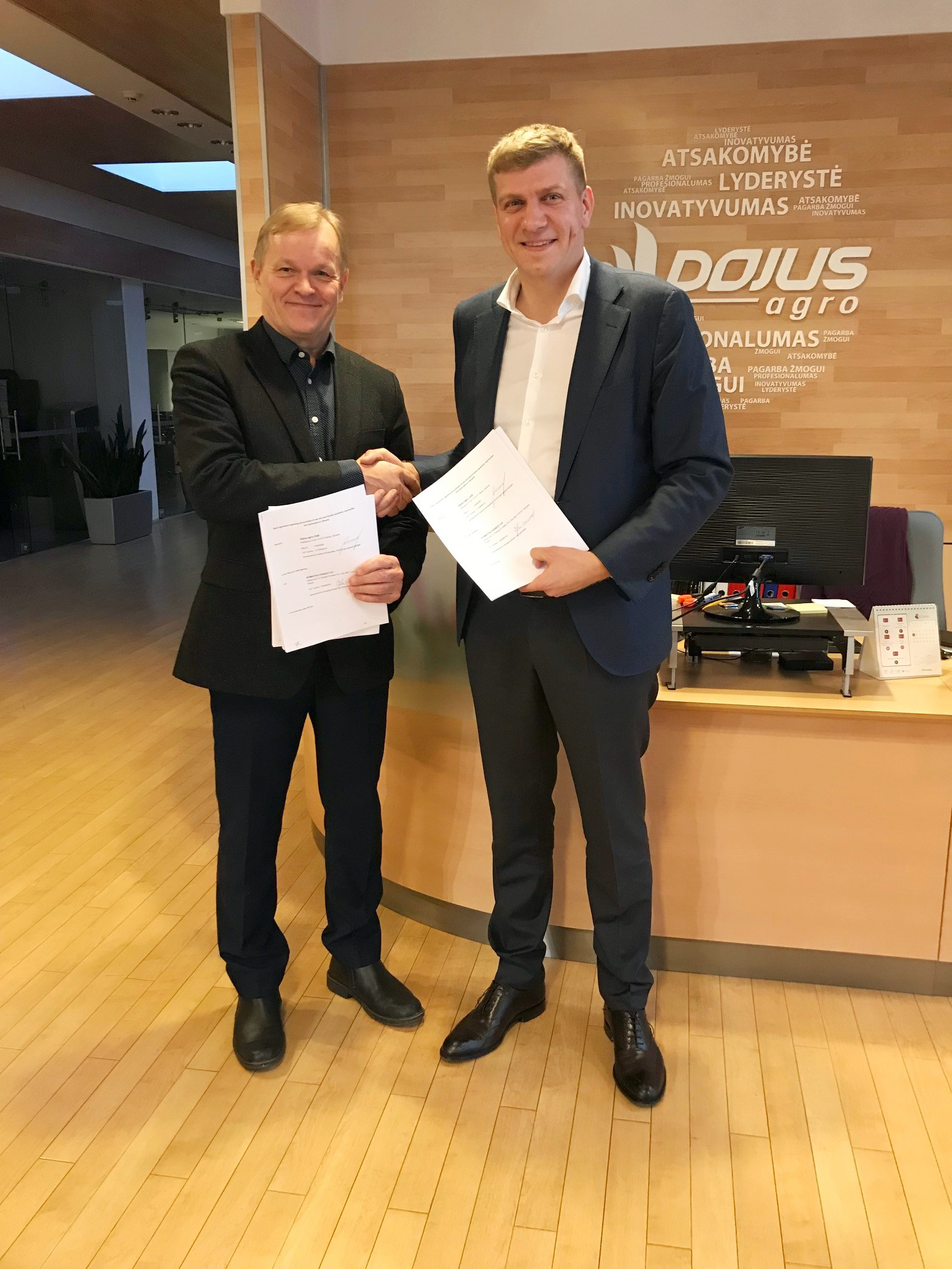 Komatsu Forest Oy:n ja DOJUS Groupin välinen jälleenmyyntisopimus allekirjoitettiin 19. helmikuuta Kaunasissa