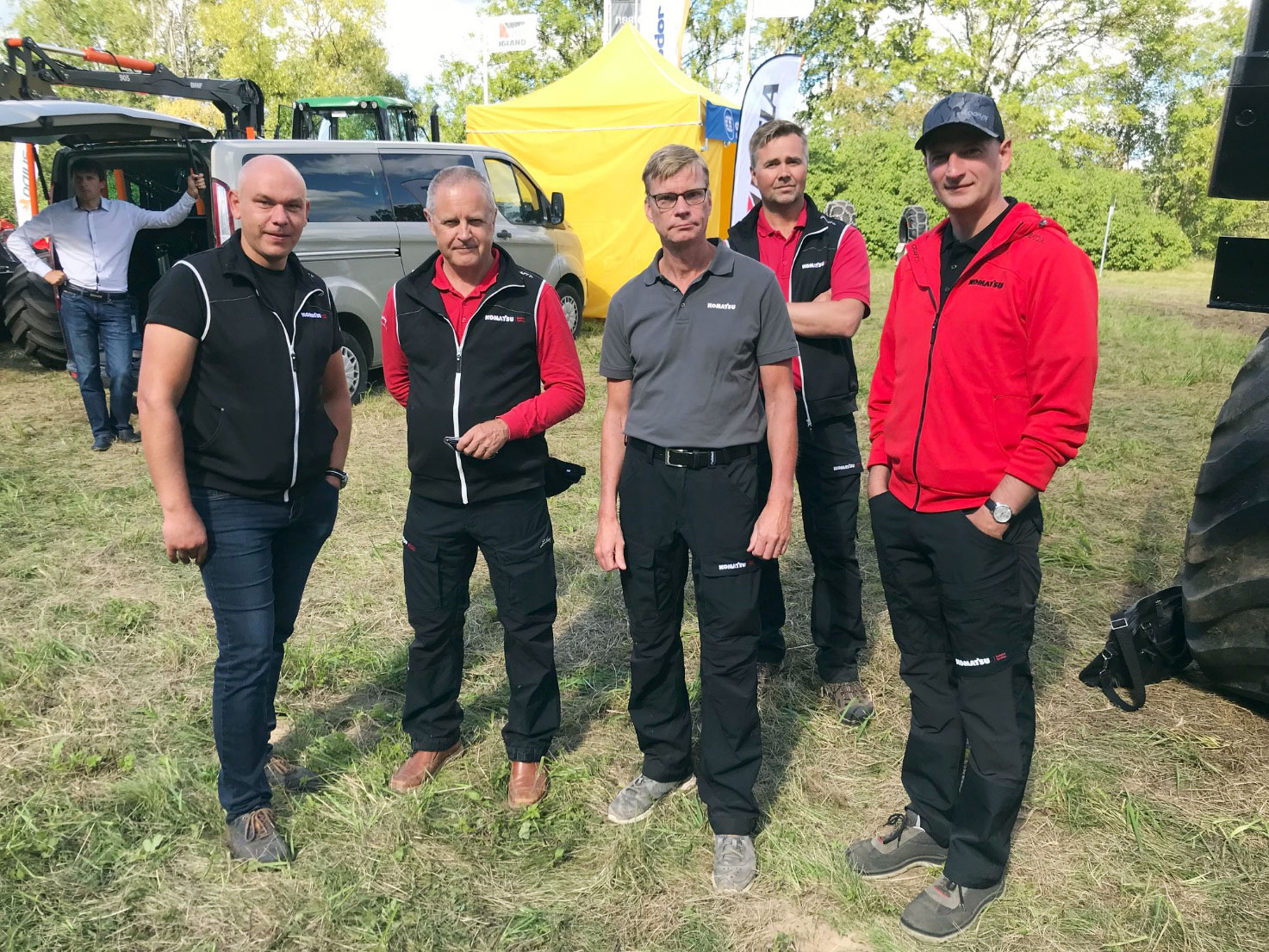 Komatsu Forestin sopimushuoltoyrittäjä Aleksandras Bosijakas (Forestra UAB) vasemmalla sekä Dojuksen metsäkonemyyjä Egidujus Sulcas (oik.) yhdessä Komatsu Forest Oy:n Herkko Kolun, Markku Tuomikosken sekä Timo Korhosen seurassa. Herkko Kolu antoi työnäytöksiä Komatsu 911 -hakkuukoneella sekä 855-kuormatraktorilla.