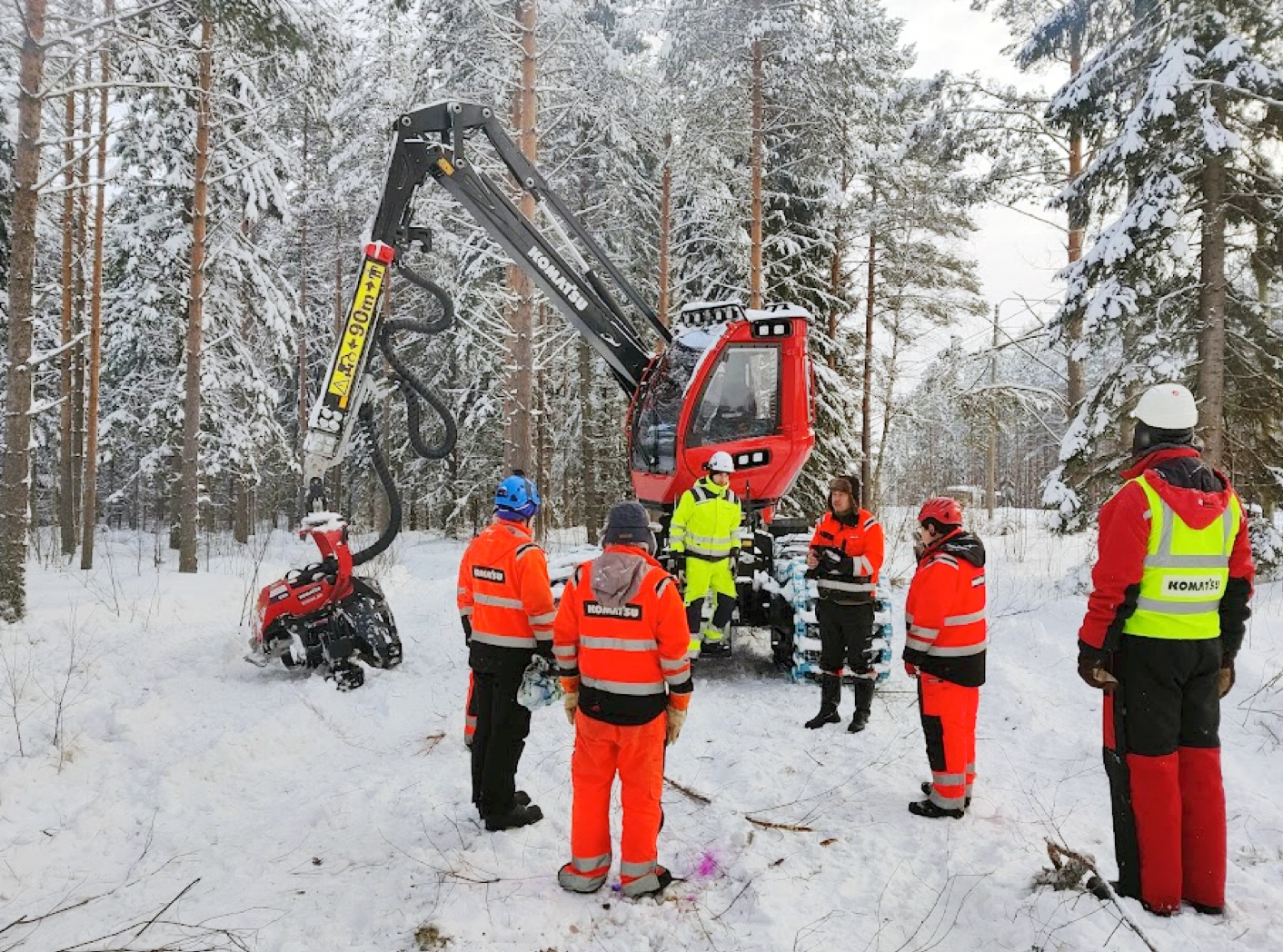 Toisena koulutuspäivänä testattiin eri säätöjen vaikutusta hakkuulaitteen toimintaan