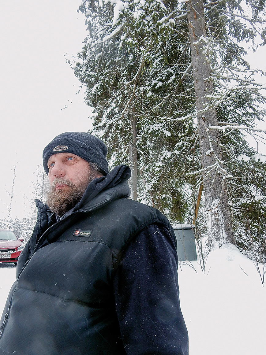 Orivedellä omalla tontilla kasvaa isoja kuusia. Mökkiä tehdään hyvin lähelle syntymäkotia.