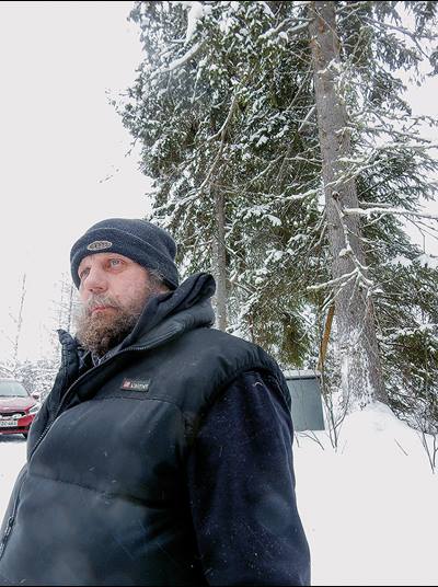 Orivedellä omalla tontilla kasvaa isoja kuusia. Mökkiä tehdään hyvin lähelle syntymäkotia.