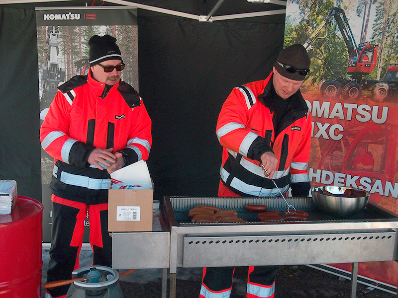 Komatsu Forestin Marko Lalli ja Pertti Pasma huolehtivat päivän ruokahuollosta
