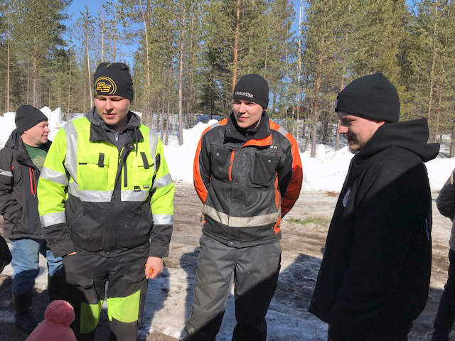 KR-Konetyö Oy:n Markus ja Mikko Ruokamo sekä Joonas Holck ehtivät kiireiltään mukaan työnäytökseen