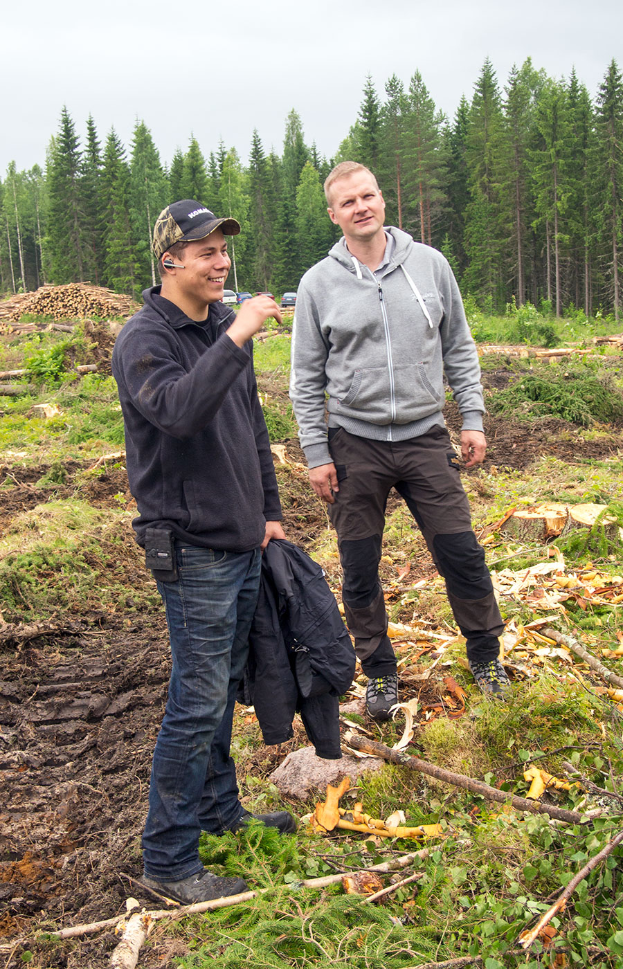 Kimmo Perälä (vas.) ja Komatsu-piiripäällikkö Riku Suhonen kertaavat uuden kuormatraktorin teknisiä ratkaisuja