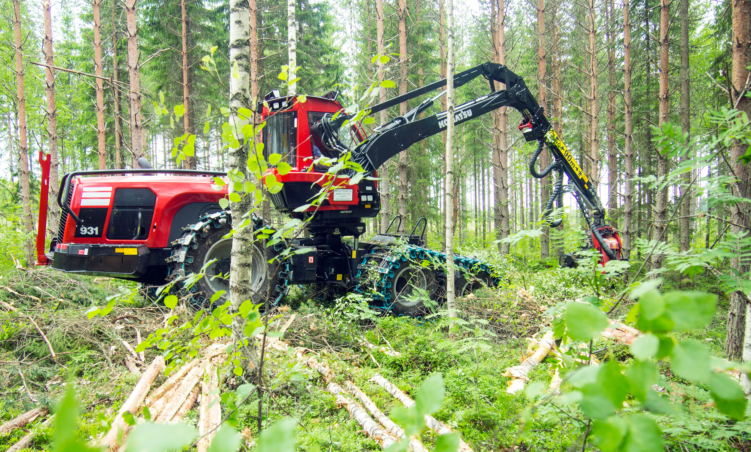 Metsä-Perälä Oy:n Komatsu 931 -hakkuukone kesäiselä leimikolla Jyväskylän Sarvenperällä