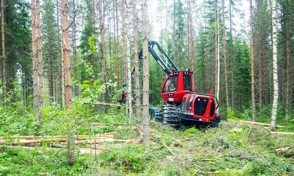 Metsä-Perälä Oy käyttää aktiivisesti Komatsu Forest Oy:n tarjoamia uusia palveluita, kuten mm. MaxiFleetia ja huoltosopimuksia