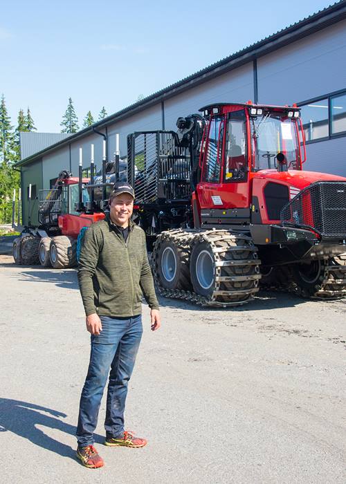 Metsä Perälä Oy:lle toimitettava Komatsu 855 -kuormatraktori valmiiksi varusteltuna metsään lähdössä