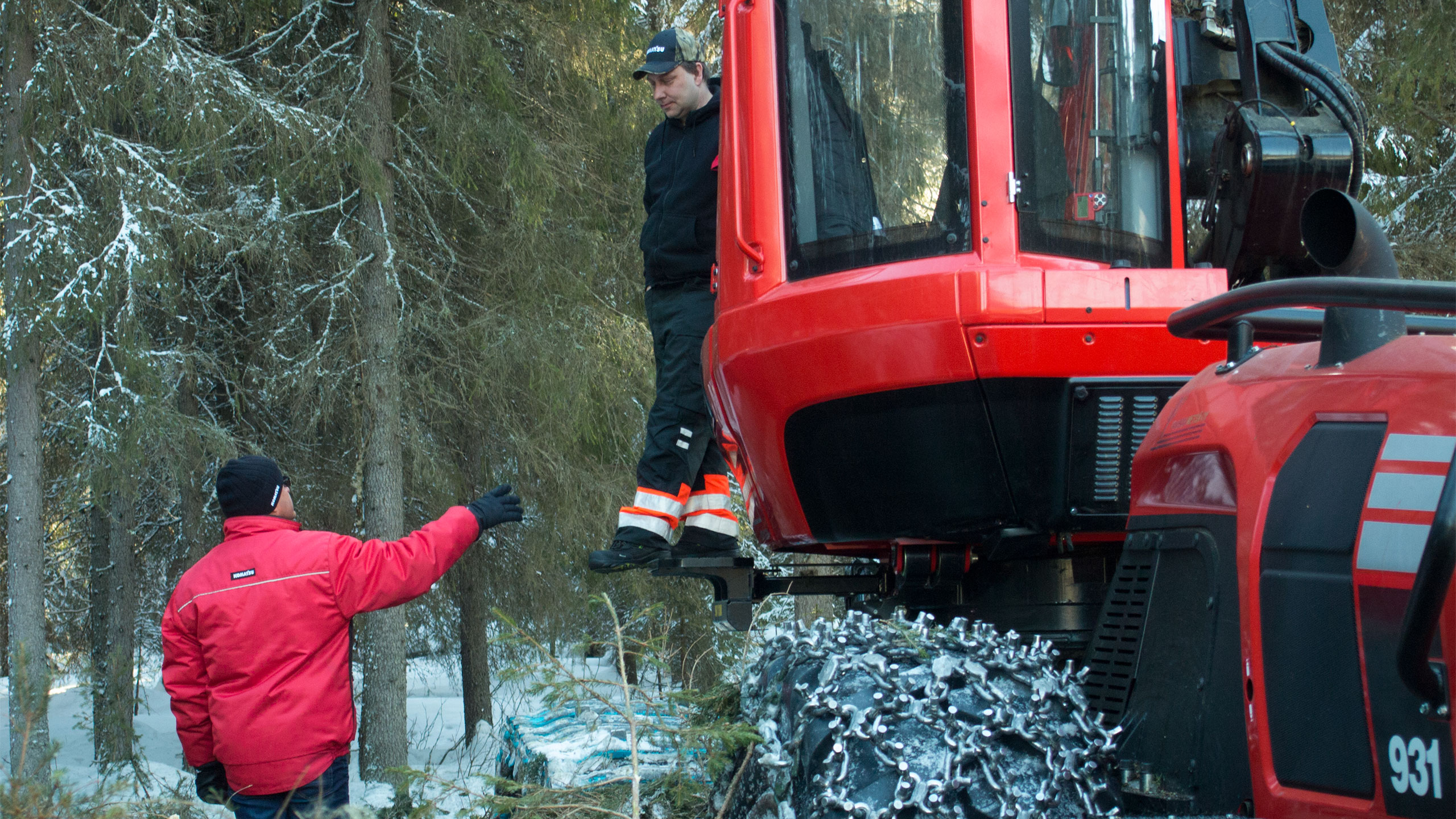 Metsä-Rimali Ky:n Markus Rimali ja Komatsu Forest Oy:n Raimo Nieminen vaihtavat viimeisimmät kuulumiset