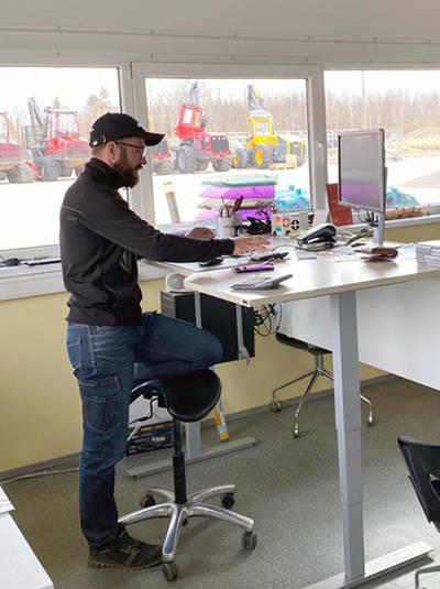 Varaosamyyjä Janar Kihu selvittämässä osien saatavuutta asiakkaalle