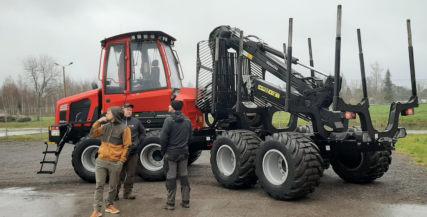 Komatsu Forestin Viron jälleenmyyjä MFO:n Indrek Reisenbuk (keskellä) esittelemässä Komatsu 835TX -uutuuskuormatraktoria Right on Track -kiertueella Vilusikylässä Virossa