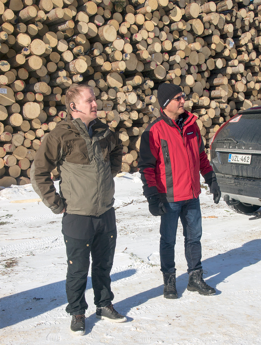 Sauli Kaltakari (vas.) ja Komatsu Forestin pohjoisen piiripäällikkö Raimo Nieminen