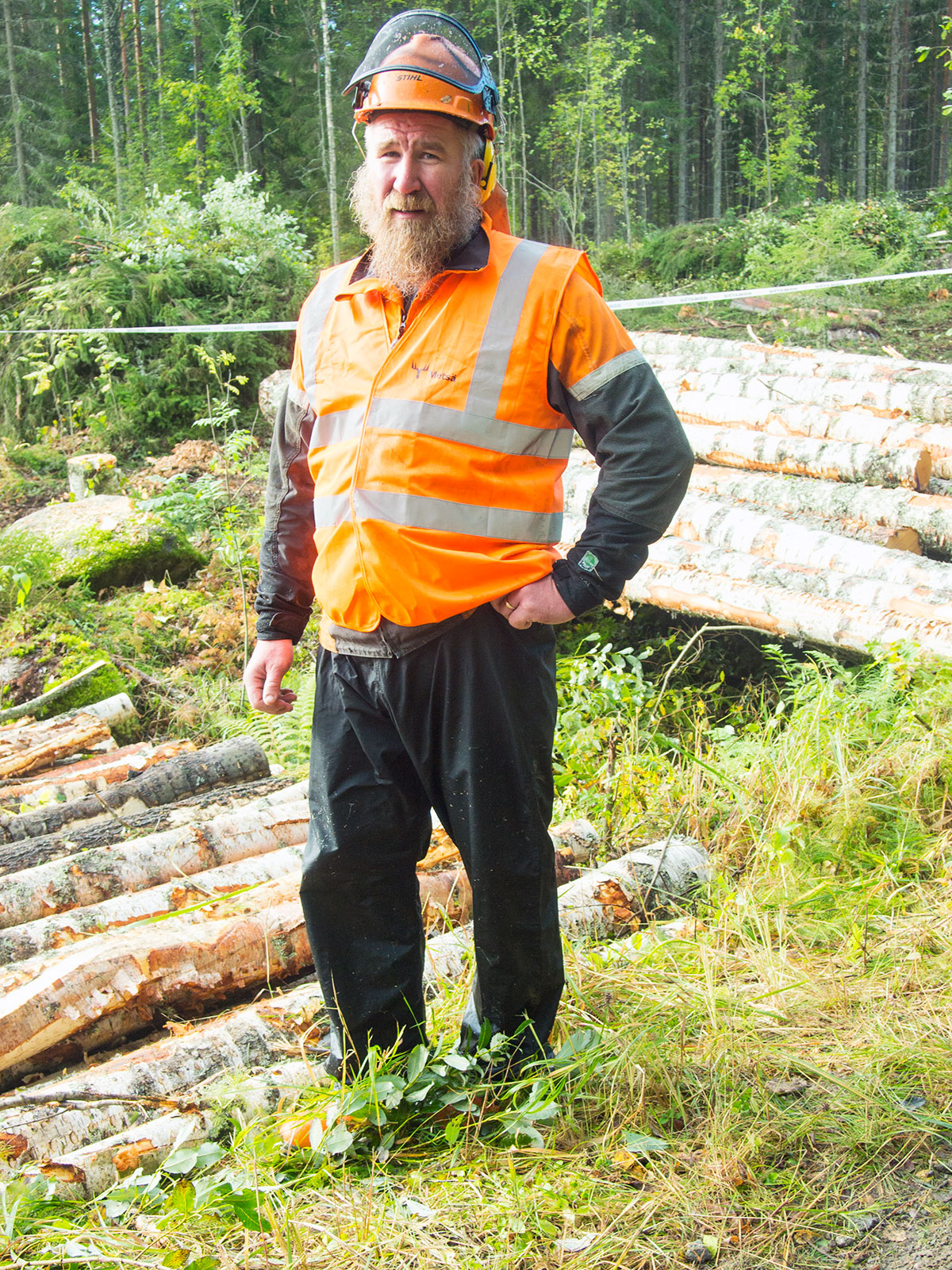 Reijo Leppänen toteuttaa lapsuudenaikaista haavettaan tehdä työtä ulkona, olla metsuri