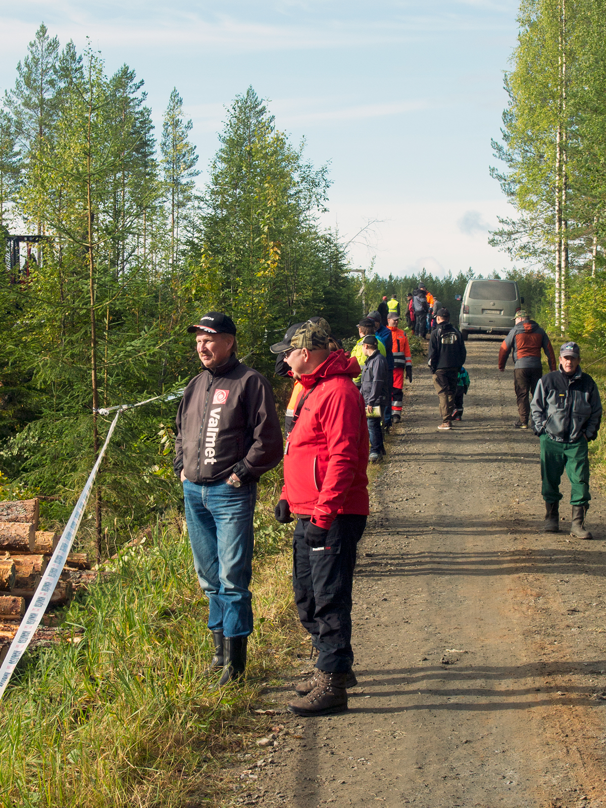 Aluemyyntipäällikkö Janne Kauppila jututtaa Savonlinnasta saakka saapunutta koneyrittäjä Kyösti Paavilaista
