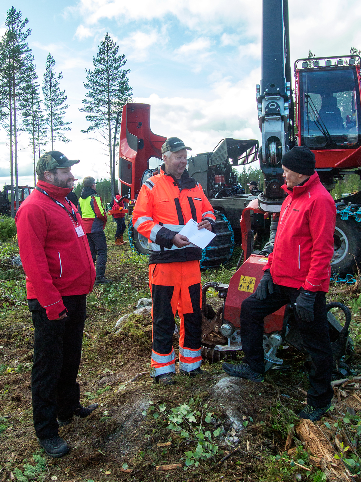 Komatsu Forest Oy:n toimitusjohtaja Jari Alahuhtala kiitti savottapäivän päätteeksi Metsäpalvelu Hiekkala Oy:n Hannu Hiekkalaa hyvistä näytöksistä aluemyyntipäällikkö Jari Leppäsen kanssa