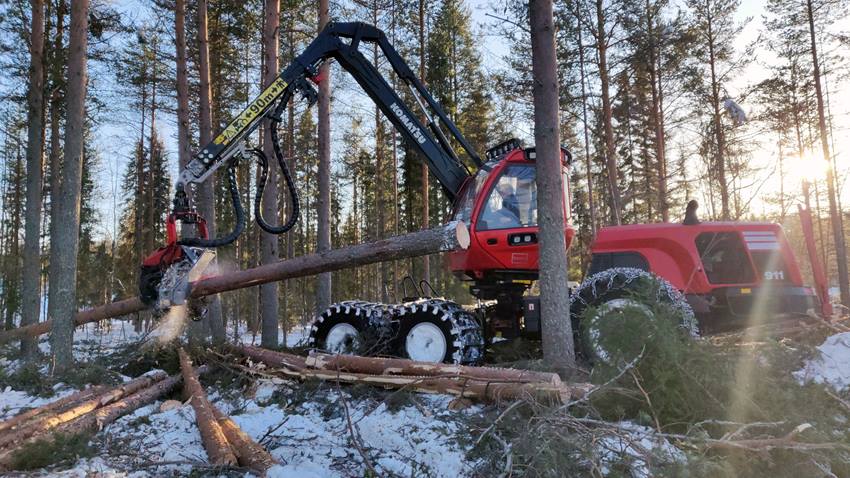 Komatsu Forest Oy esittelee kahdeksanpyöräistä Komatsu 901XC -hakkuukonetta, joka on varustettu C93 -hakkuulaitteella