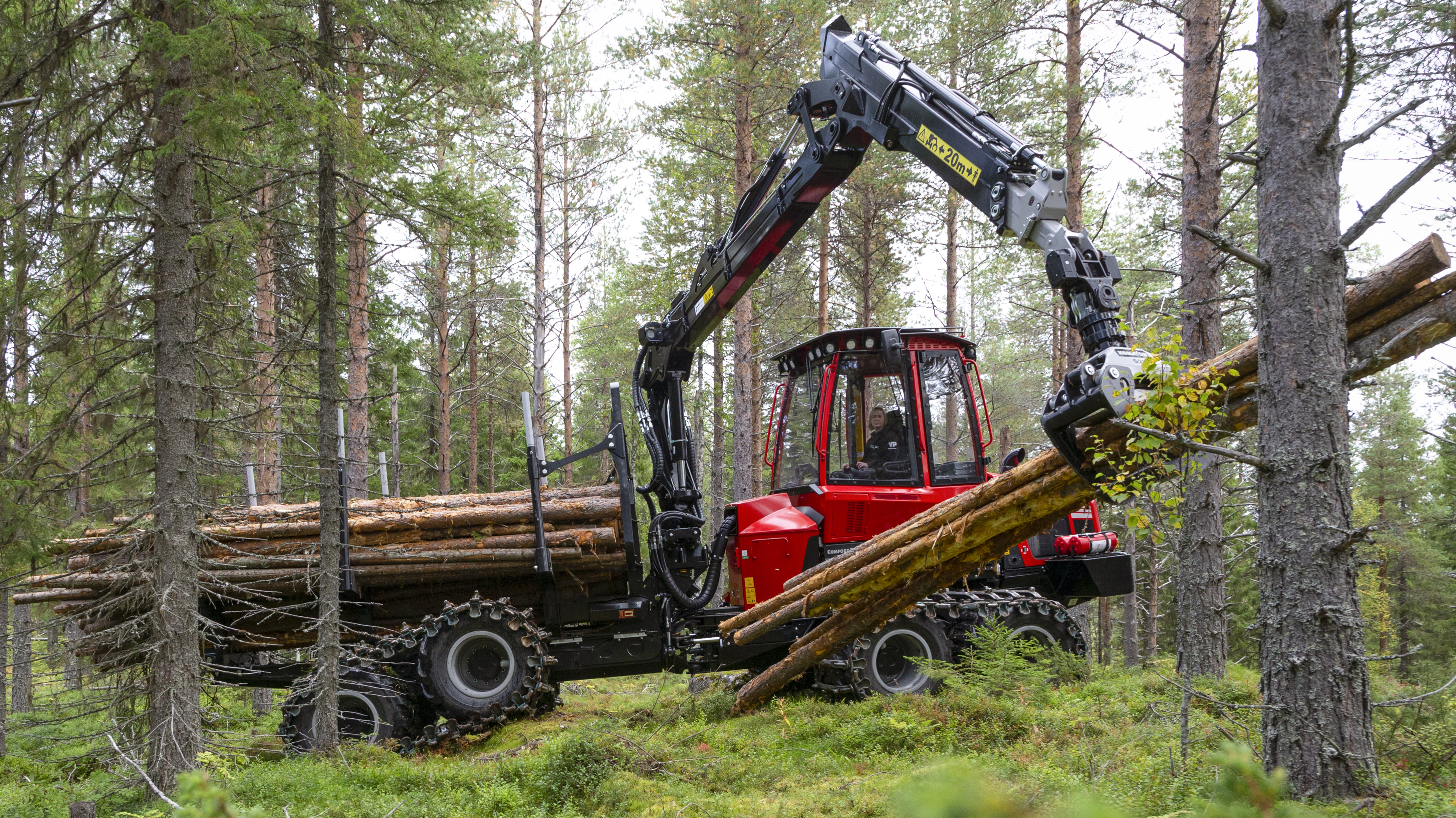 Komatsu 825TX forwarder
